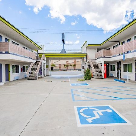 Exclusivo Inn And Suites Lakewood Exteriör bild
