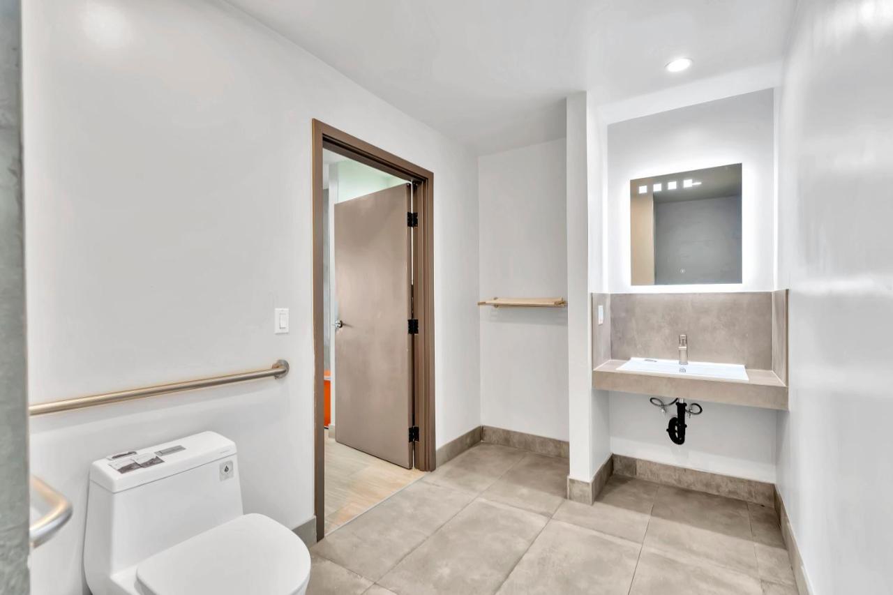 Exclusivo Inn And Suites Lakewood Exteriör bild
