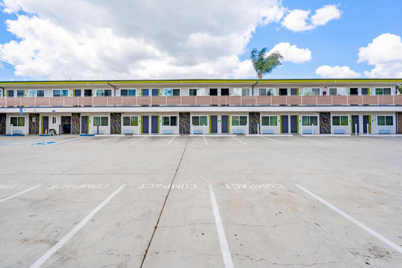 Exclusivo Inn And Suites Lakewood Exteriör bild
